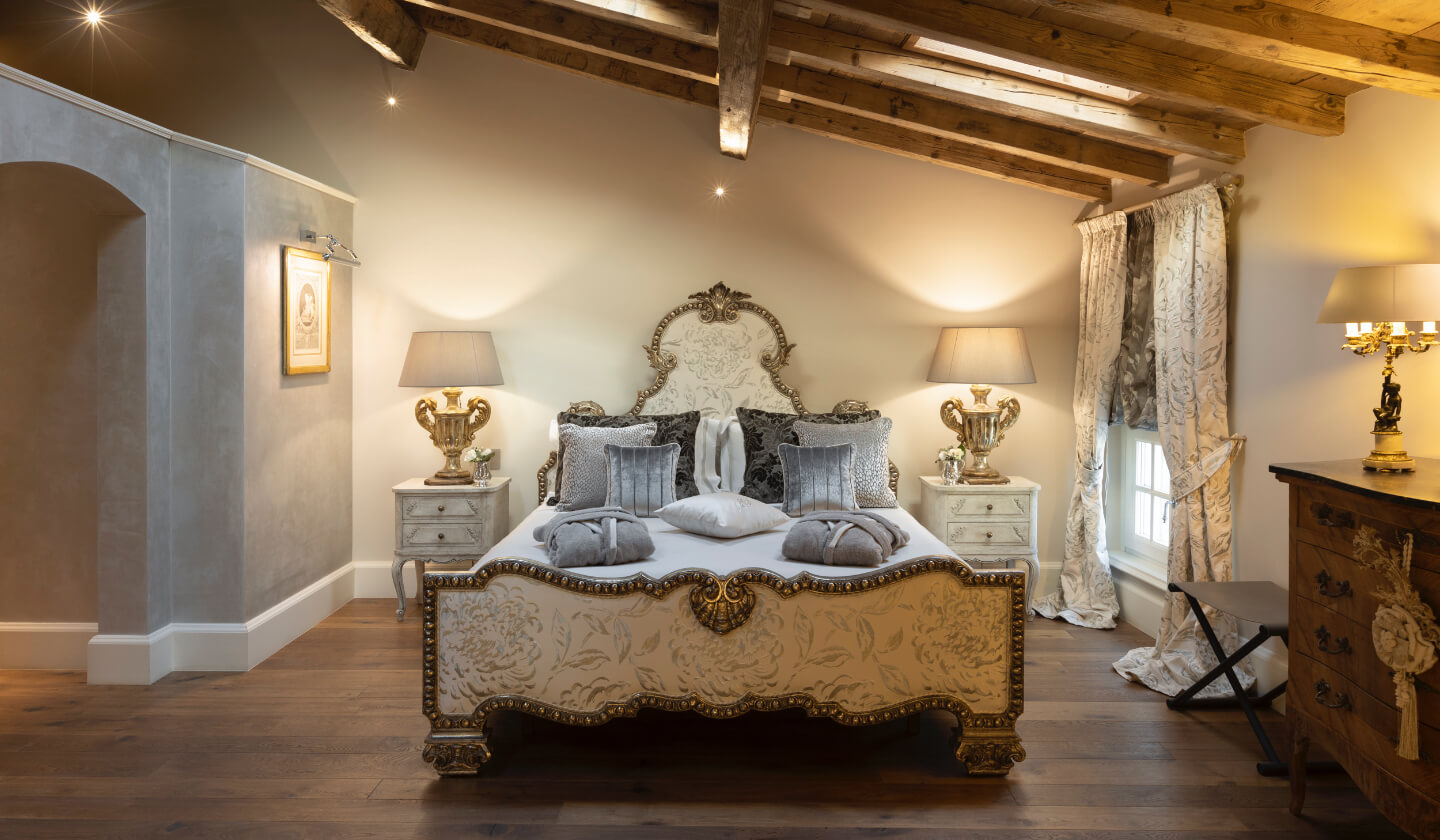 The 19th century antique bed, Suite La Moretta, Antica Dimora Desenzano