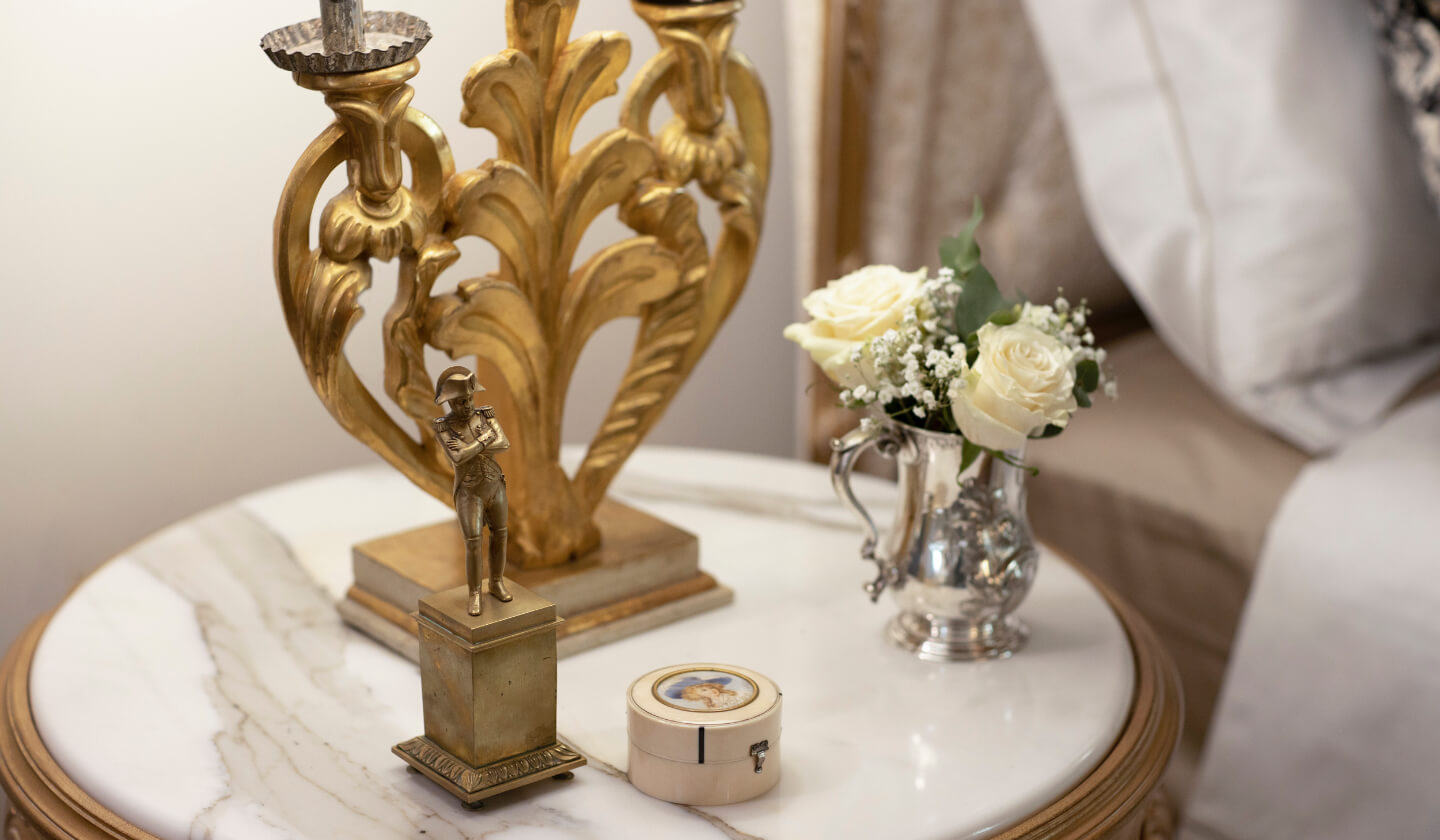 The alternation of cream and gold colours and the play of shapes, Suite La Veneziana, Antica Dimora Desenzano