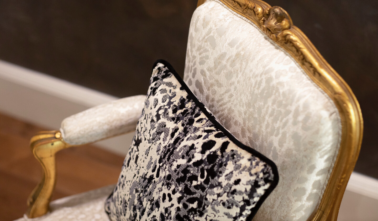 The precious velvet cushions, Suite La Veneziana, Antica Dimora Desenzano